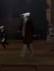 Высокий коричневый Камерамен в бежевых штанах