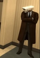 Протагонист стоит у левой стены, наблюдая, скрестив руки на груди.