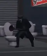 Готовится атаковать.