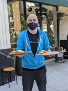 Sky assembly 20220721 pastries.png (8,28 MB) Funcionário da TGC segurando bandejas de doces