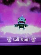 Gil Runt entrando al portal