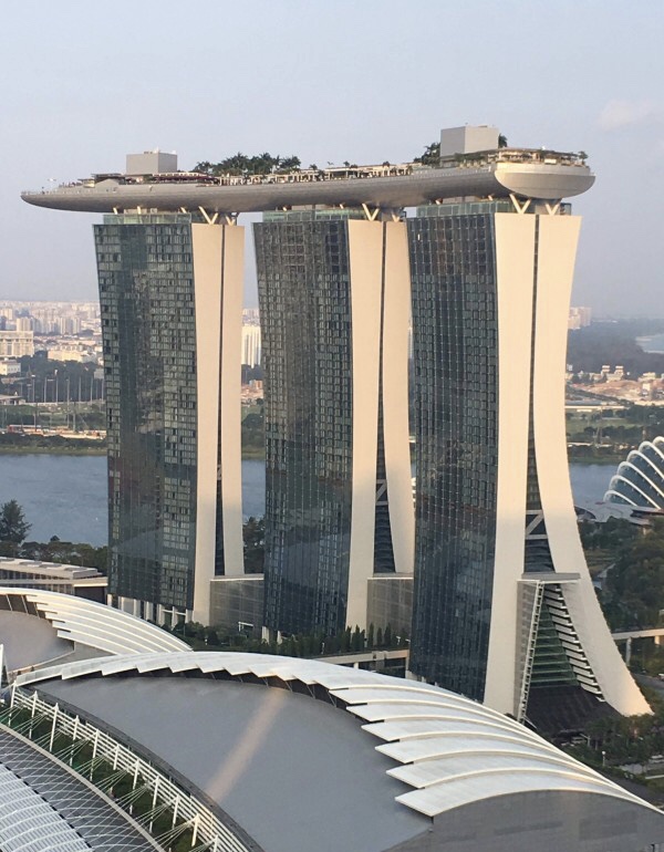 Сингапур дом с кораблем на крыше