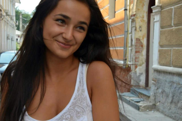 Monoir eneli певица. Eneli румынская певица. певица енели румыния.