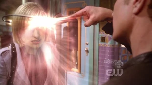 Chloe usando su poder para defenderse de Brainiac.