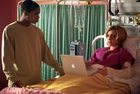 Chloe en el hospital tras ser lanzada desde el balcon de la Mansion de Lex.