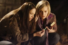 Chloe y Lana trabajan juntas para encontrar a Clark.