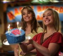 Chloe y Lois en el cumpleaños de Clark.
