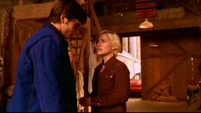 Chloe intenta disculparse con Clark por sus acciones