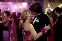 Chloe y Clark casi se besan en el baile.