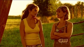 Lois Lane and her cousin Chloe Sullivan.