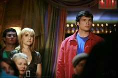 Chloe ayuda a Clark a vigilar a Kara.