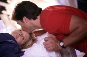 Chloe a punto de ser curada por Jor-El