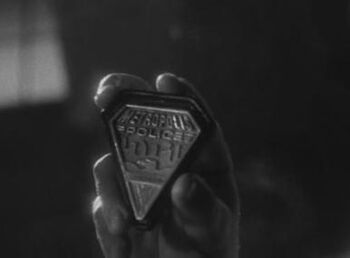 Noir pentagon badge