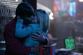Chloe le da a Clark un beso de despedida.