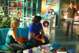 Chloe, Clark y Jimmy en el Talon.