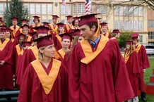 Chloe graduándose con Clark.