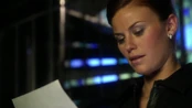 Tess reading Chloe´s letter to Oliver.