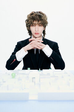 SHINee - [E.S.S.A.Y] WORLD VII OFFICIAL MD 10CM DOLL VOICE