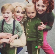 Tpp esmecarmsunny bts.jpg (94 KB) With Kitana Turnbull, Colby Cremers and Presley Smith.