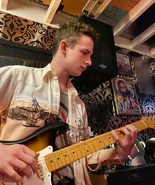 Louishynesguitar.jpg (112 KB)