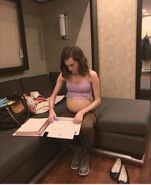 52835883 10157192583996096 2101650999717396480 n.jpg (35 KB) Allison Williams with her fake pregnancy