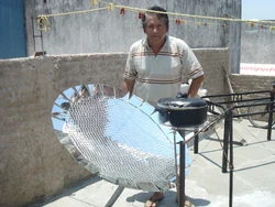 En este solar parabólico le adicioné espejos de 10 X 10 cm alrededor para aumentar la potencia, puede alcanzar una temperatura de unos 180 ºC.