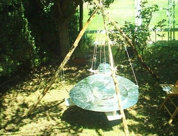 Tripod cooker with a Fresnel pattern reflector
