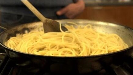 How_to_Quickly_Cook_Pasta_in_a_Frying_Pan_-_CHOW_Tip