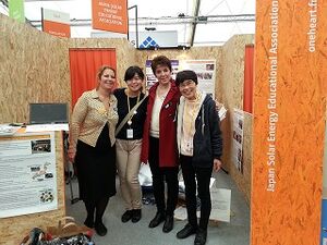 20151203 131645フランス人で息子が日本に留学とのことで一緒に縮小当会の出展.jpg