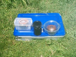 Valise fermée et les récipients