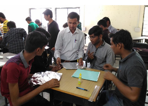 Alzubair Saiyed leads solar cooker workshop for engineering students, 11-28-16