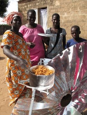 Cucinare con il Sole, villagers with first solar meal, 1-21-14 