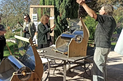 Solar cooking training, Photo credit: Le Comptoir du Soleil