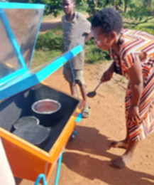 Arranging different size cooking pots inside the solar cooker