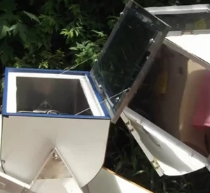 Catassol Solar Oven open for cook pot, 5-1-13.jpg (58 KB) The reflectors swing open to allow loading the food to be cooked.