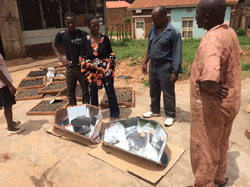 Faustine Odaba explains solar cooking to Makerere University students. - Bernhard Mueller