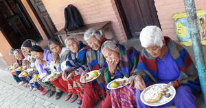 Residents of the Tapasthali old age home receive solar prepared lunch. Photo credit: FoST
