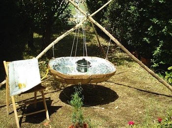 Tripod cooker with a dish reflector