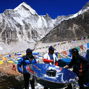 Solar cooker on Everest, Sun and Ice, 10-20-16