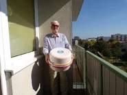 6) André Kotowski avec son cuiseur thermos