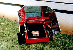 Four solaire ouvert après la cuisson du gâteau