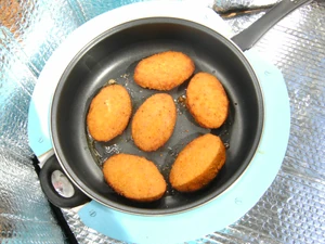 Boulettes de viande panées furent bien cuites dans  (couvercle enlevé)