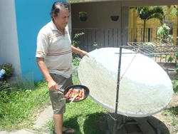 El parabolico grande es muy potente, en su foco alcanza fácilmente los 200 ºC y se puede cocinar cualquier tipo de alimento, en este caso freí salchichas