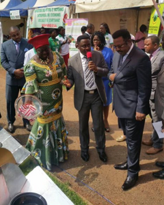 Priscilla Song demonstrates solar cooker to minister, 2-9-22