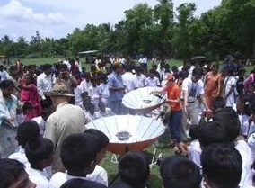 Sarvodaya solar demo 2.jpg (32 KB) Sarvodaya demonstration, 2010
