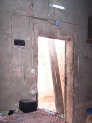 Système photovoltaïque complet : 1 plaque solaire de 20Wc 12V, 1 régulateur, 1 batterie de 24Ah 12V, 2 ampoules de 5W 12V