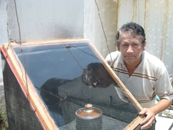 Este es un horno solar tipo caja y alcanza una temperatura hasta de 130 ºC, he cocido hasta 3 kg de carne y frijoles, también he cocinado pan entre otras cosas.