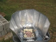 Wheelbarrow Windshield Cooker, voir aussi en:Solar Cooker at Cantina West