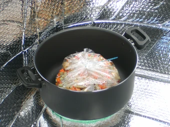 Cuisson des légumes dans le sachet de cuisson (couvercle enlevé)