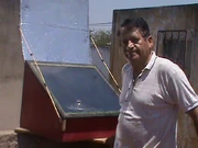 Horno solar tipo caja, alcanza una temperatura de 140 *C. En la imagen se esta cociendo